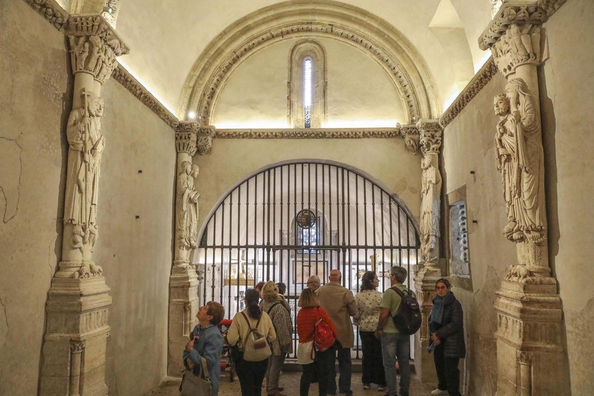 Visitantes en la Cámara Santa de la Catedral