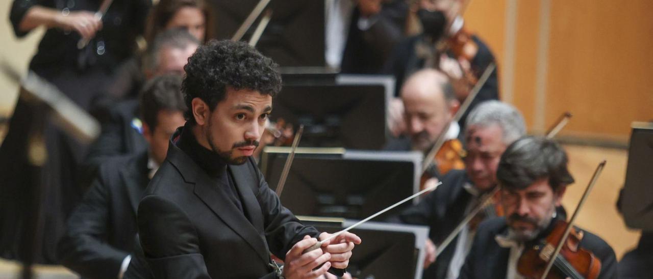 El chileno Luis Toro, dirigiendo a la OSPA en el concierto extraordinario de Noche de Difuntos. | Irma Collín