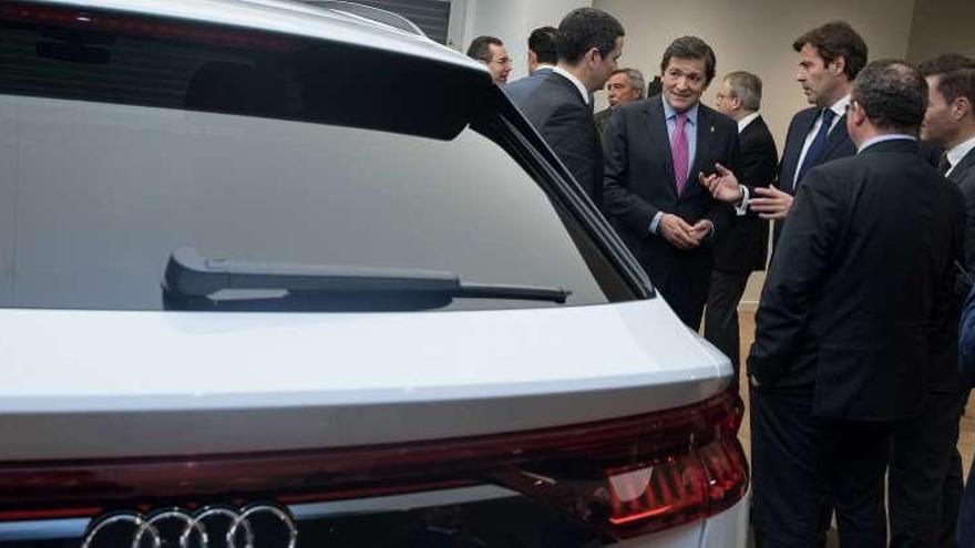 Javier Fernández recibe explicaciones del director general de Audi España, José Miguel Aparicio, a la derecha, durante la inauguración del nuevo concesionario de Tartiere Auto en Gijón.