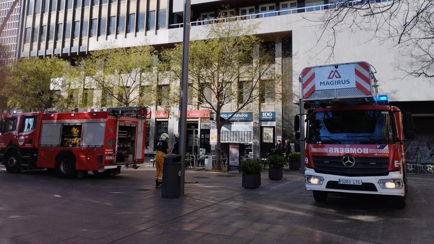 VÍDEO | Alarma por un conato de incendio en un edificio de la Plaza de España, en Palma