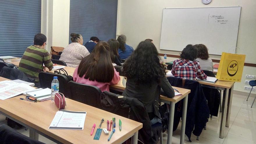 Alumnos que preparan oposiciones, ayer por la tarde en una academia de Vigo. // FdV