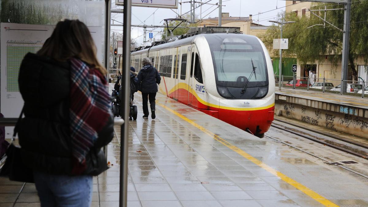 Un tren de SFM llega a la estación de Manacor.