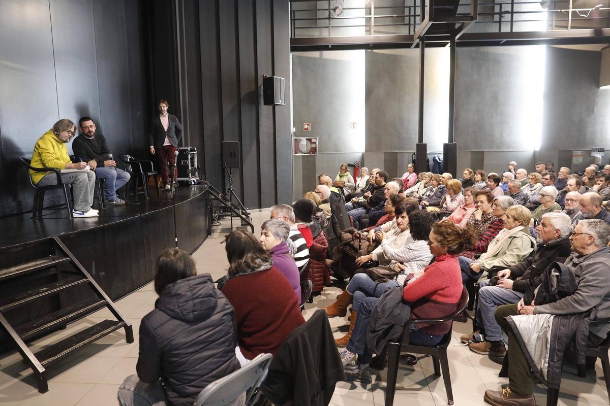 Girona. Teatre Centre Civic Sant Narcis. Reunio oberta de veins i ajuntament per parlar de seguretat. Lluc Salellas. Isaac Sanchez. Sergi Font.