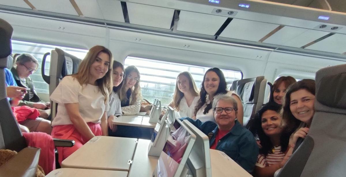 Un grupo del colegio de las dominicas de Oviedo, en tren, de camino a Madrid.