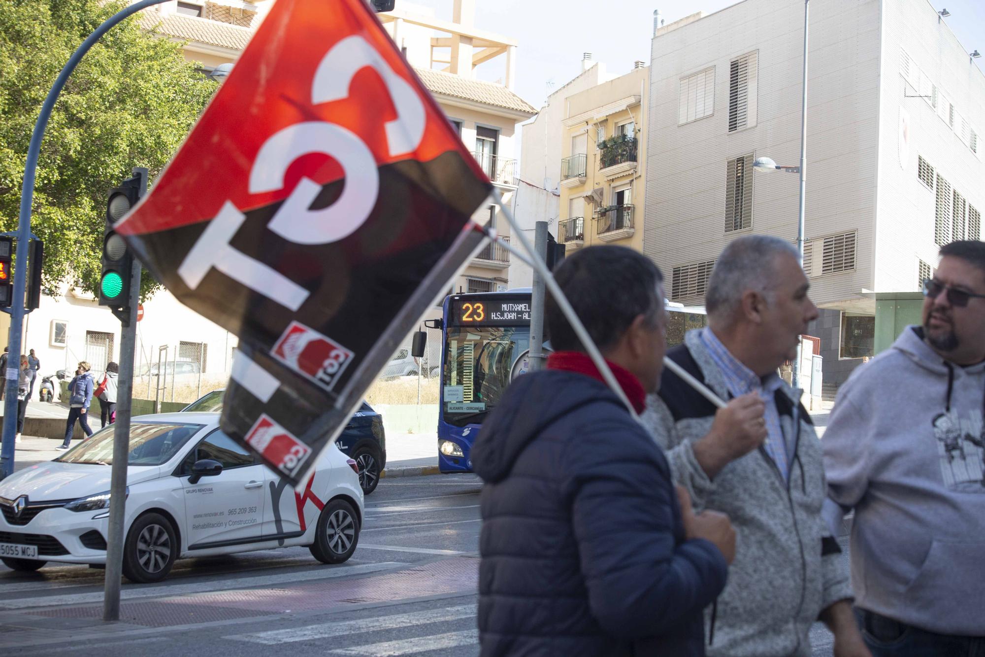 Decenas de personas esperan en las paradas de las líneas 21, 23 y 24 a un transporte en servicios mínimos que pasa cada 60 minutos