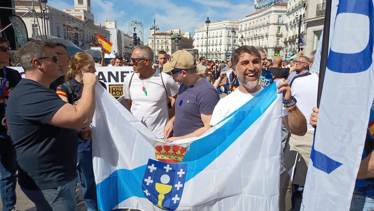 Varios agentes, con la bandera gallega.