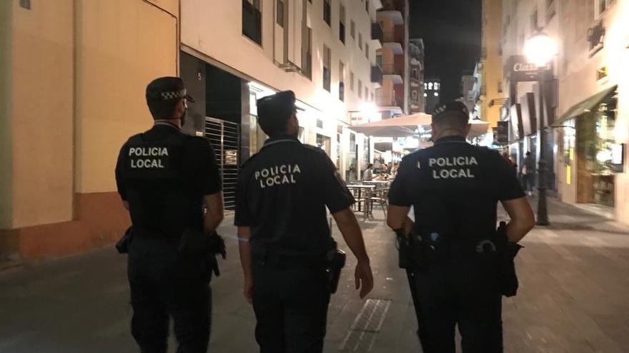 La Policía pilla a 25 jóvenes en un botellón en la playa de la Almadraba y les sanciona tras perseguirles