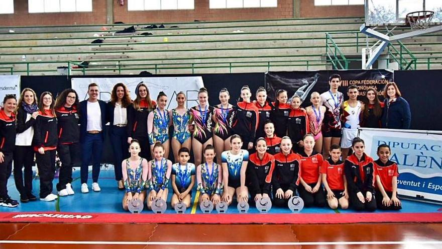 Equipo del Club Aeróbic Moncada con sus representantes.