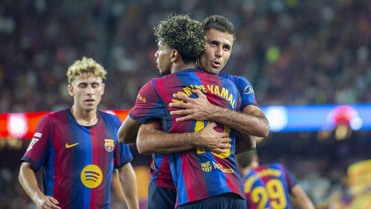 Lamine Yamal, felicitado por Rodri tras el quinto gol durante el partido entre el FC Barcelona y el Rayo Vallecano.