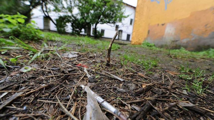 Una jeringuilla tirada en el barrio de la Villa, en Mieres, el pasado domingo.