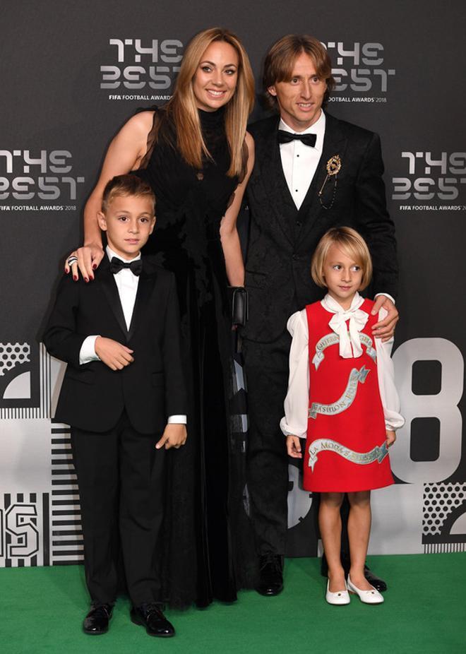 El jugador croata del Real Madrid Luka Modric con su mujer y sus hijos a su llegada a los premios FIFA the Best 2018 en Londres