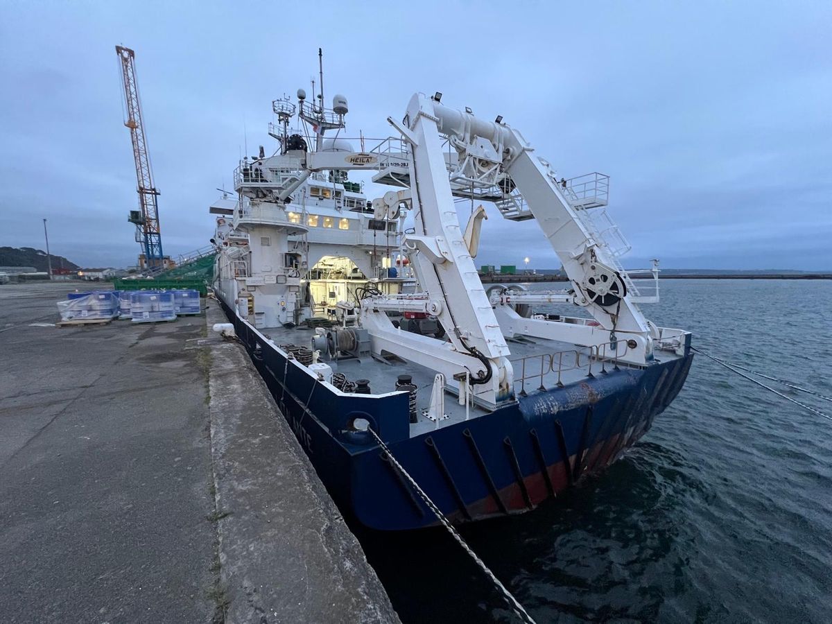 El buque "L´Atalante" ayer, antes de zarpar del puerto de Brest.