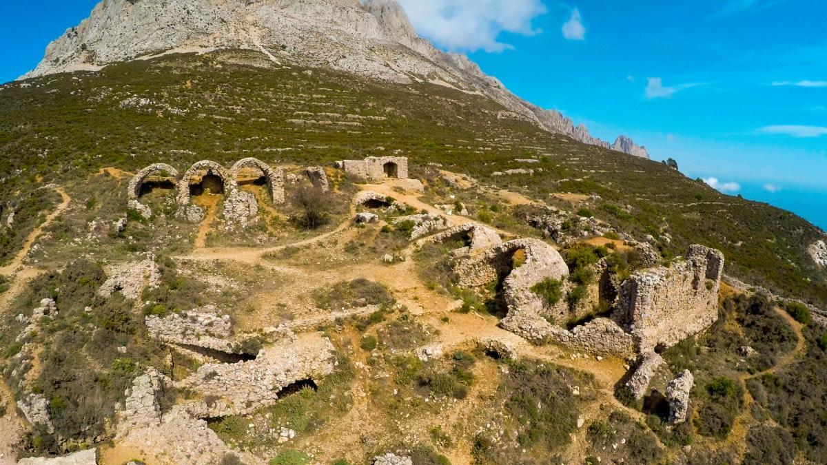 Los restos del castillo de Bernia
