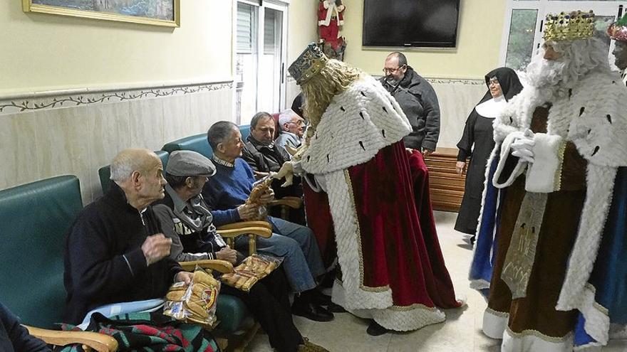 Un centenar de mayores de Trujillo recibe la visita de los Reyes