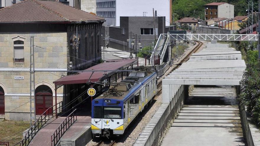 Un tren de la línea Gijón-Laviana en la estación de Sama.