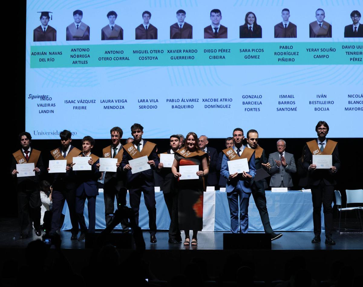 El Auditorio Mar de Vigo acogió la graduación de la Escuela de Ingeniería Industrial de la Universidade de Vigo. En el acto estuvieron presentes 282 alumnos y autoridades como Alfonso Rueda y Abel Caballero. El Auditorio Mar de Vigo acogió la graduación de la Escuela de Ingeniería Industrial de la Universidade de Vigo. En el acto estuvieron presentes 282 alumnos y autoridades como Alfonso Rueda y Abel Caballero.