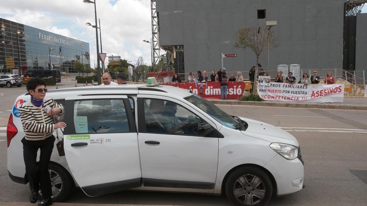 Protesta de las víctimas de la dana a las puertas del congreso del PP europeo