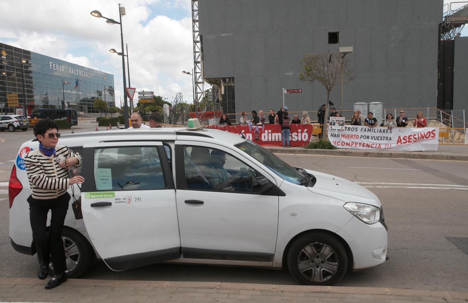 Protesta de las víctimas de la dana a las puertas del congreso del PP europeo