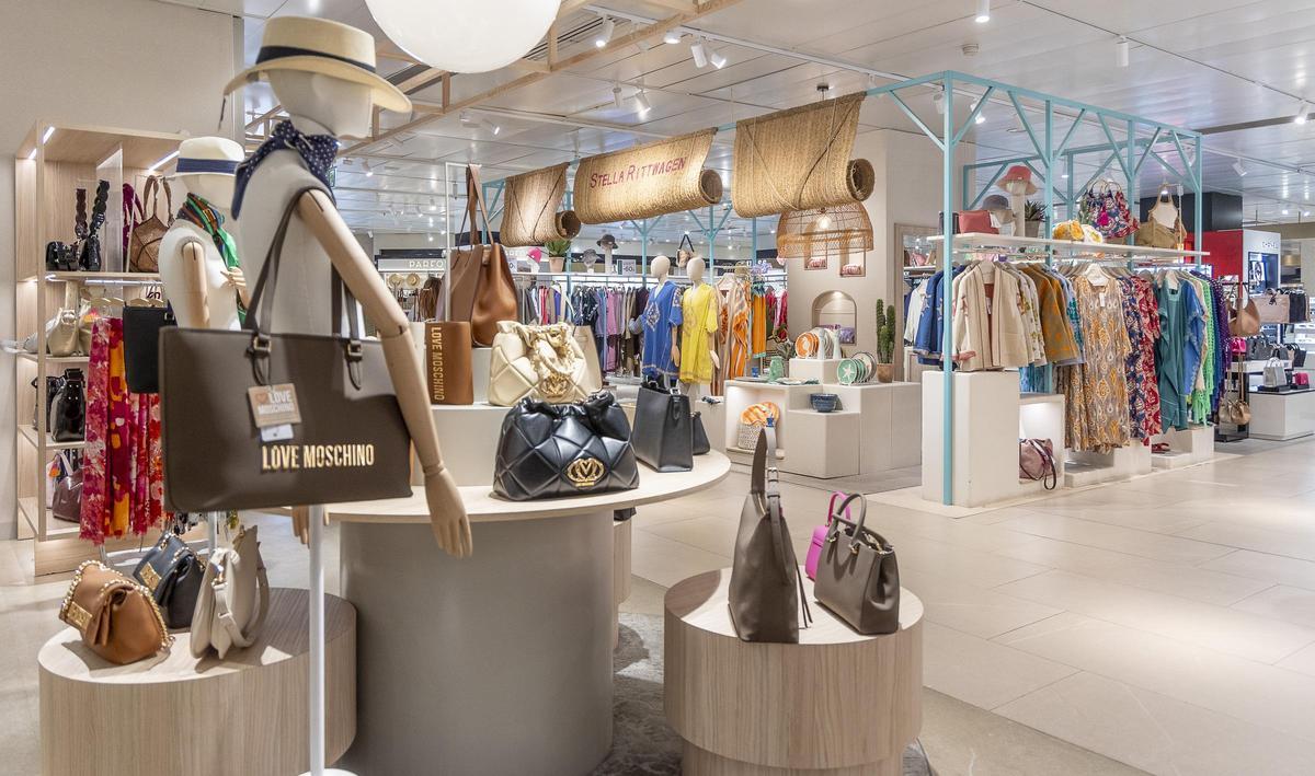 Este nuevo concepto sitúa al departamento como uno de los espacios más atractivos para quienes buscan bolsos de calidad, accesorios de moda y gafas premium en Alicante.