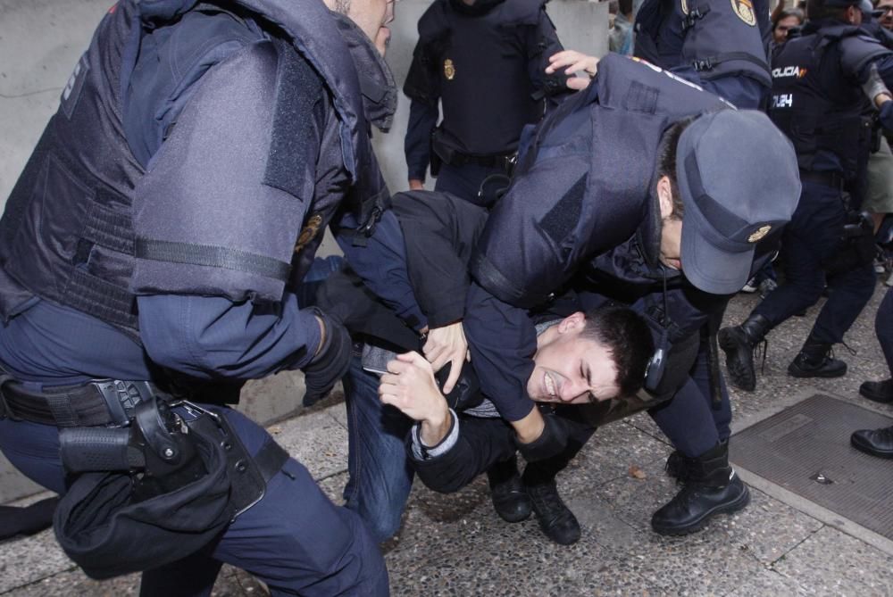 Guàrdia Civil i Policia Nacional desallotgen amb violència col·legis electorals gironins