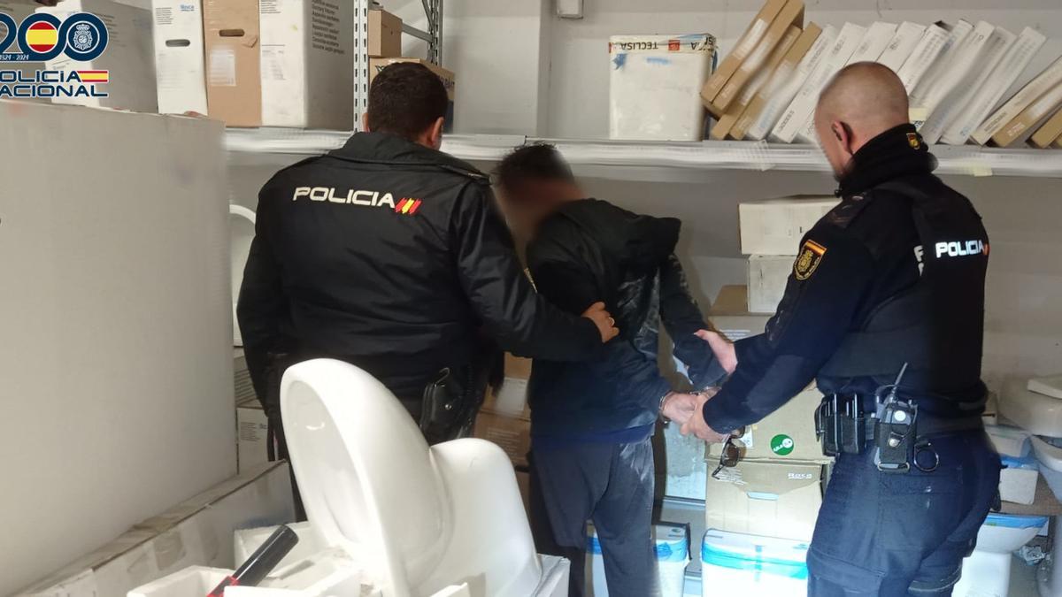 El individuo fue detenido en el almacén del local
