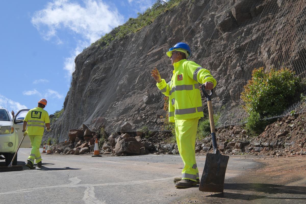 Equipo de Carreteras del Cabildo de Gran Canaria actúa en un tramo cerrado por desprendimientos de la GC-550, en Temisas (Agüimes).