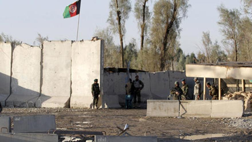 Exteriores del aeropuerto de Kandahar, tomado por la policía.