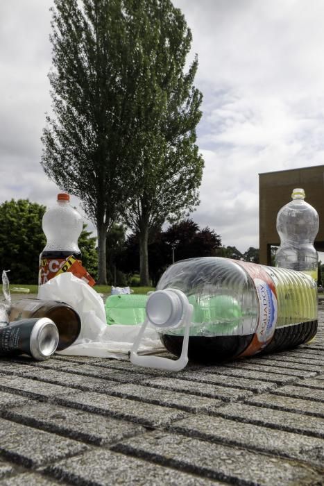 Restos de basura tras un "macrobotellón" en la EPI