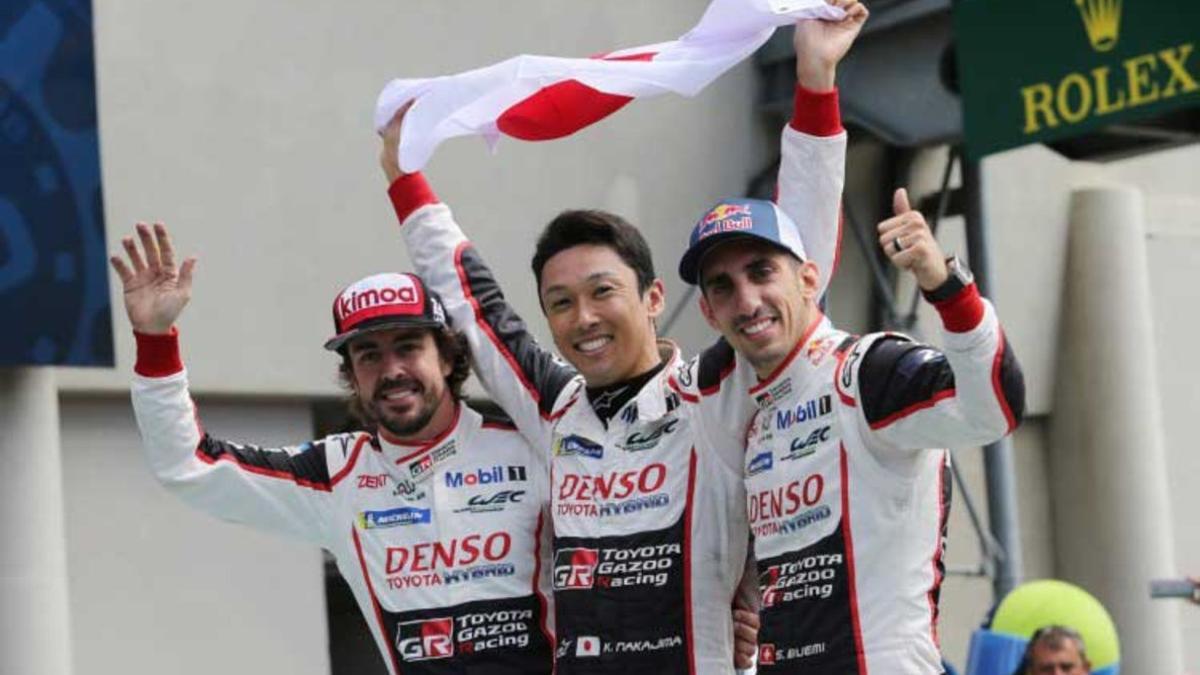 Alonso, junto a Nakajima y Buemi, sus compañeros en el Toyota #8