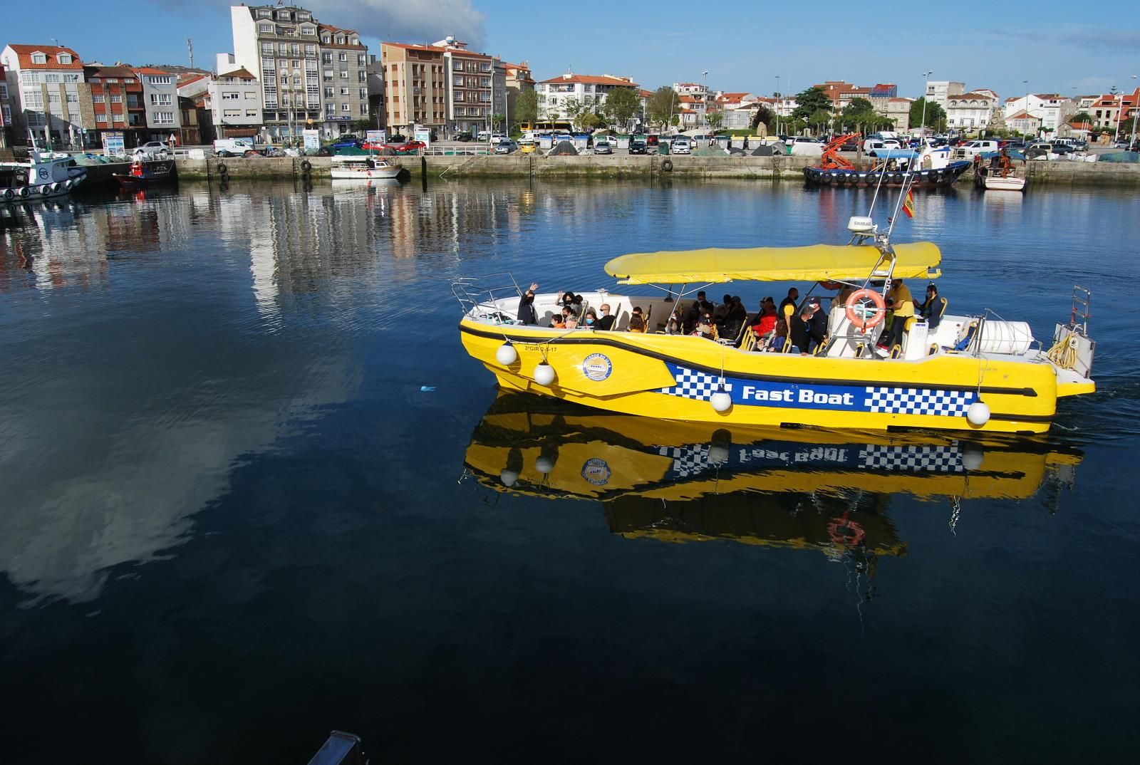 Un bote rápido en la dársena de O Corgo, antes de partir hacia Sálvora, esta mañana.