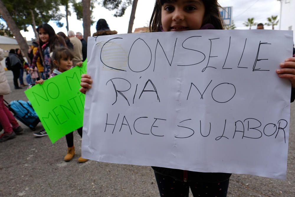 Protesta en el colegio Cervantes de Sax