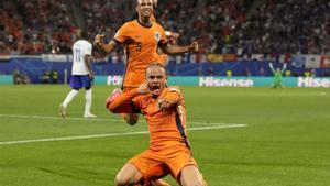 Xavi Simons celebra un gol con Países Bajos