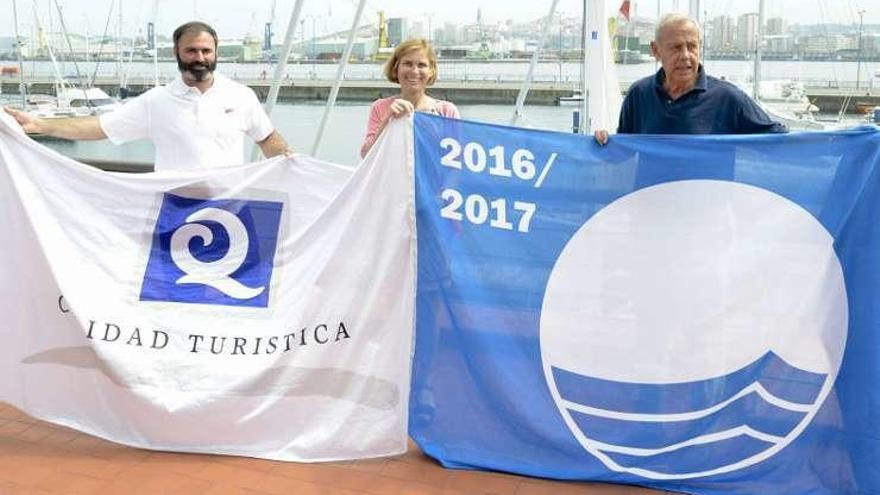 Nava Castro en el izado de banderas del Real Club Náutico.