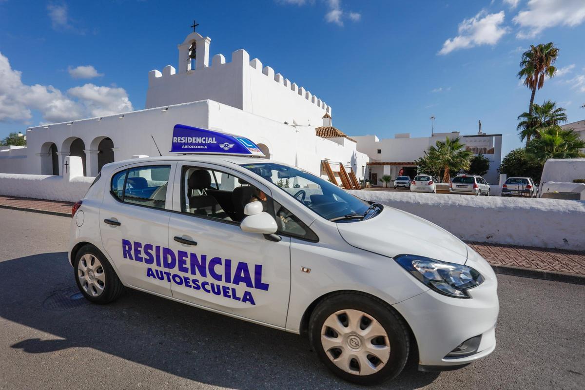 En Autoescuela Residencial, el estudiante puede elegir entre aprender con coche manual o automático.