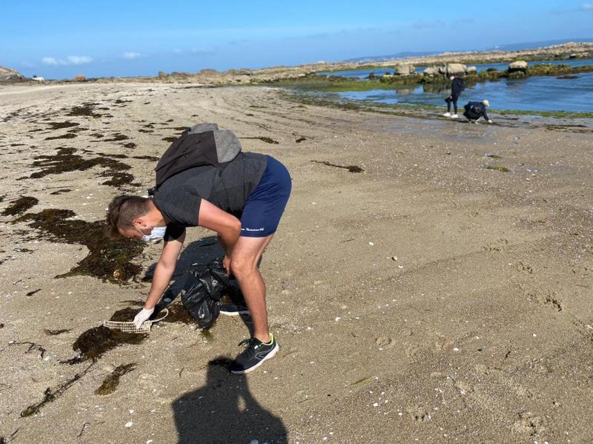 La costa arousana, un poco más limpia