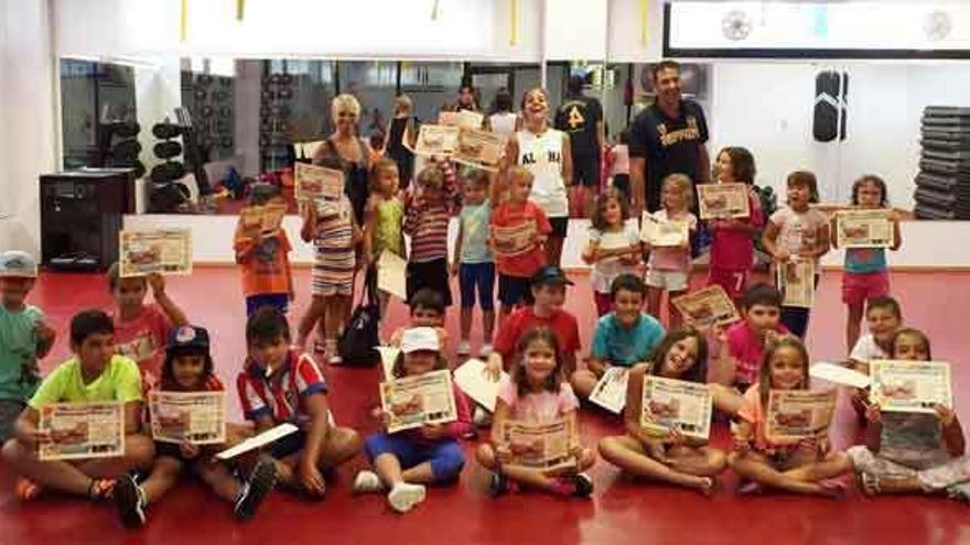 Niñas y niños participantes en uno de los campamentos en el centro deportivo de Morales con sus respectivos diplomas.