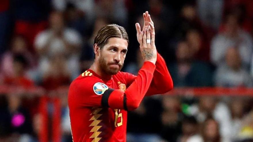 Sergio Ramos saluda a la aficiÃ³n en El MolinÃ³n.