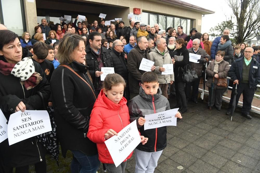 Protesta por el estado de la sanidad en Teixeiro