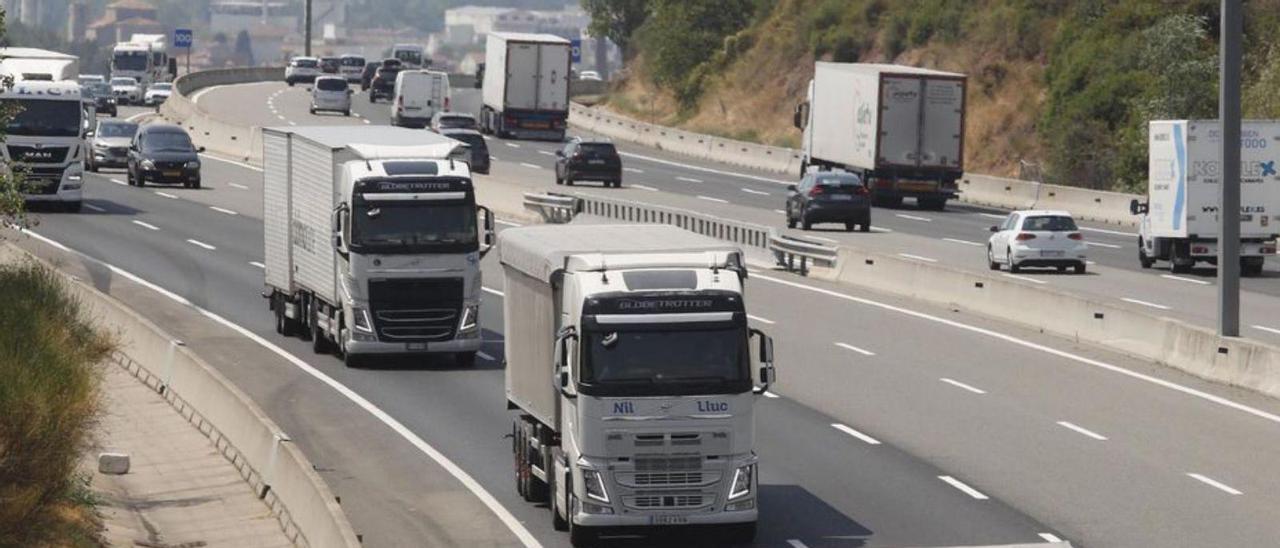 Trànsit de camions a l’AP-7, a l’alçada de Girona nord. | ANIOL RESCLOSA