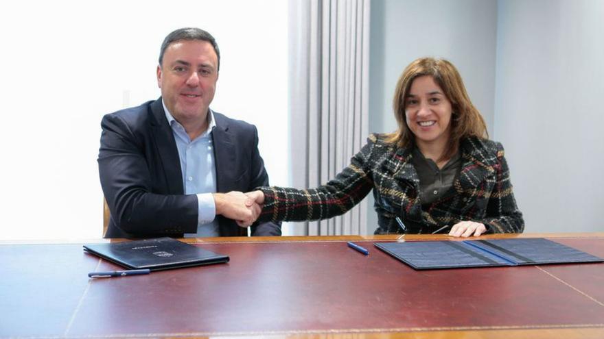 González Formoso y Mónica Álvarez, durante la firma. |   // LOC