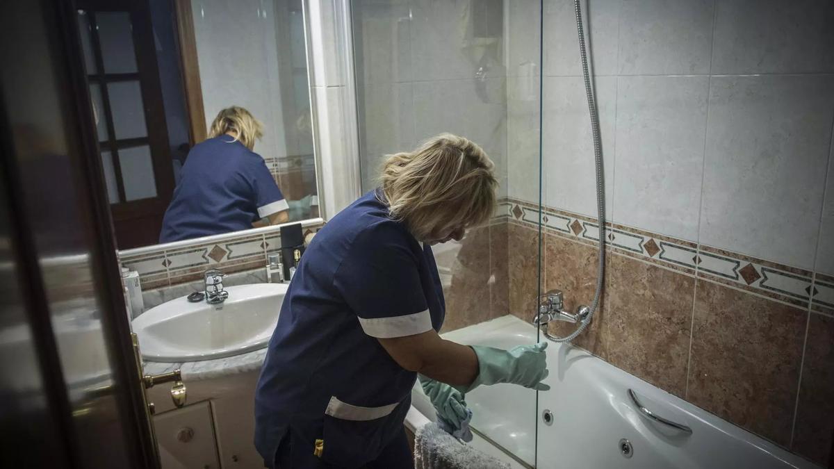 Una empleada del hogar realiza sus labores en un domicilio de Barcelona.