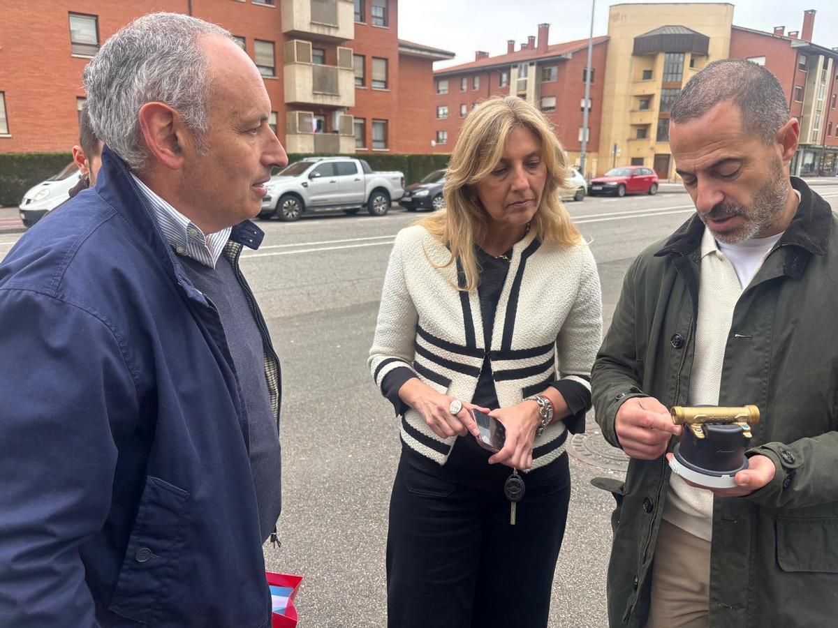 Ángel García observa uno de los nuevos contadores digitales en presencia de Alejandra Cuadriello, edil de la Plataforma Vecinal de La Fresneda y del ingeniero municipal Juan Carlos Álvarez.