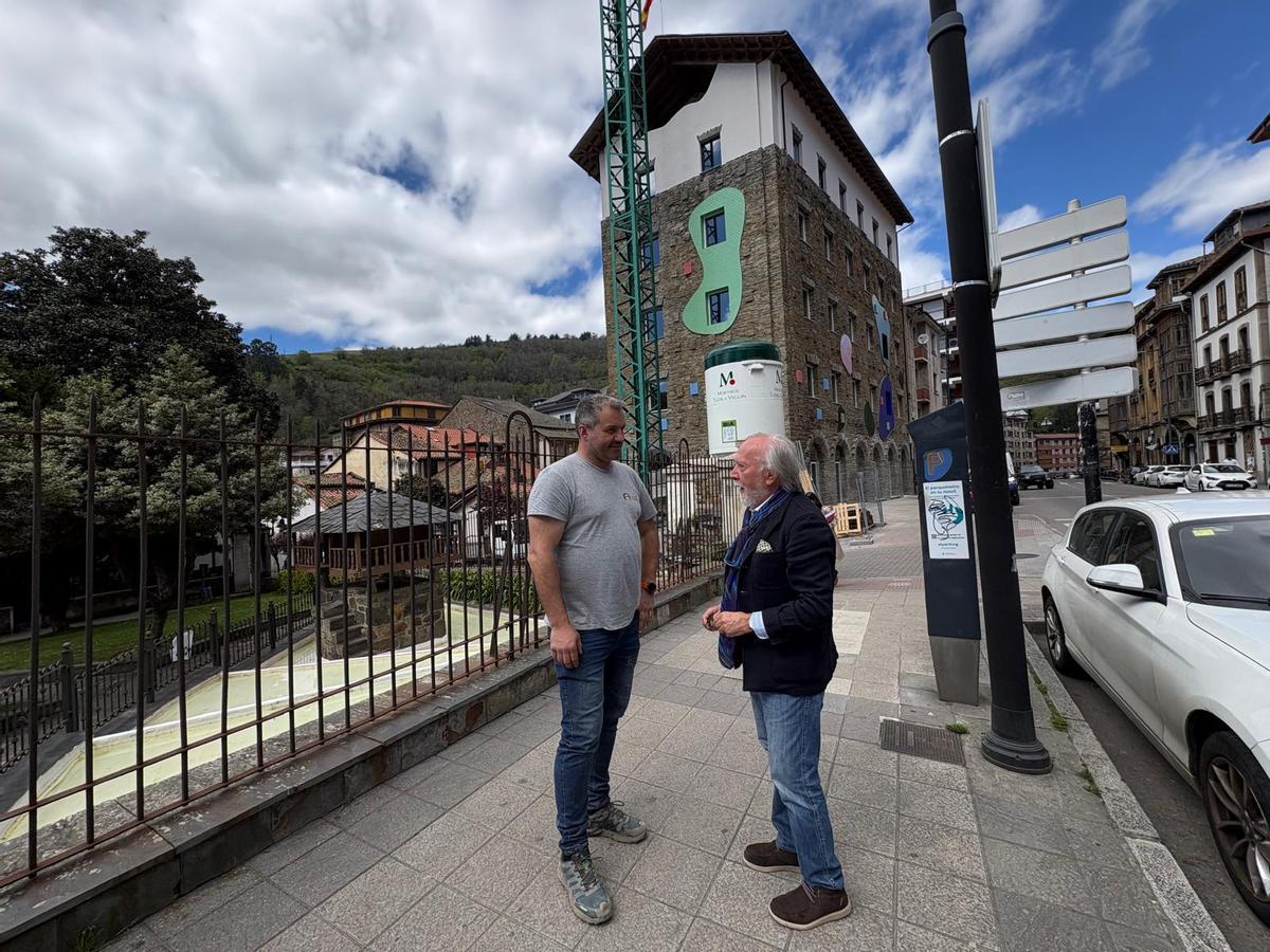 David Álvarez y Emilo Llano con el Hotel Truita al fondo.