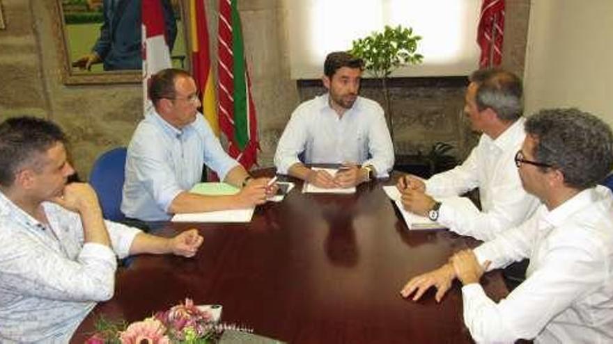 Reunión entre el Ayuntamiento y la concesionaria. Foto cedida a L.O.Z.