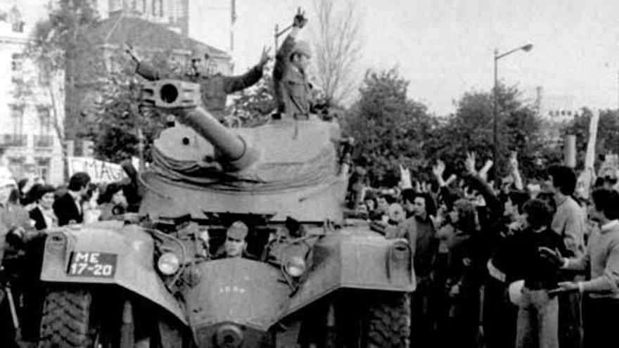 Tanques por las calles de Lisboa en 1974.// ANTONIO AGUIAR