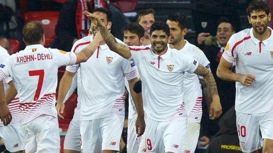 Michael Krohn Dehli felicita a Iborra tras el segundo gol del Sevilla anoche en San Mamés. // Reuters+