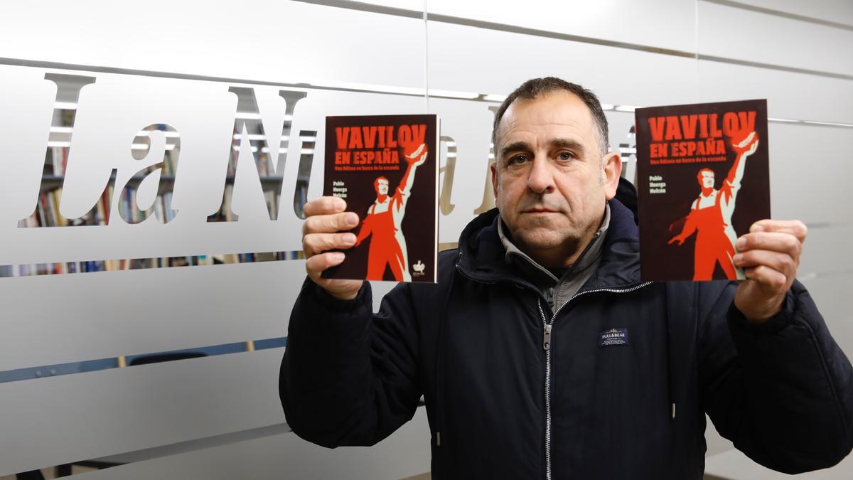 Pablo Huerga Melcón muestra dos ejemplares del libro.