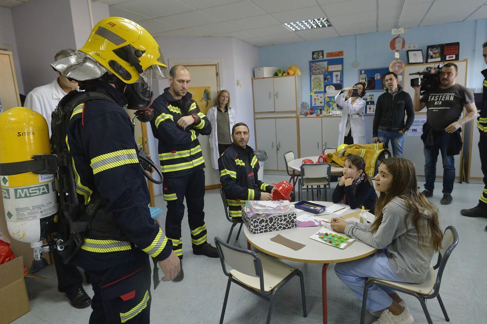 Los bomberos visitan la unidad de Pediatría del Hospital General de Elche.