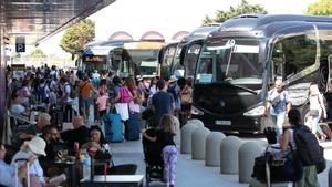 Aglomeración de turistas en el aeropuerto de Ibiza.