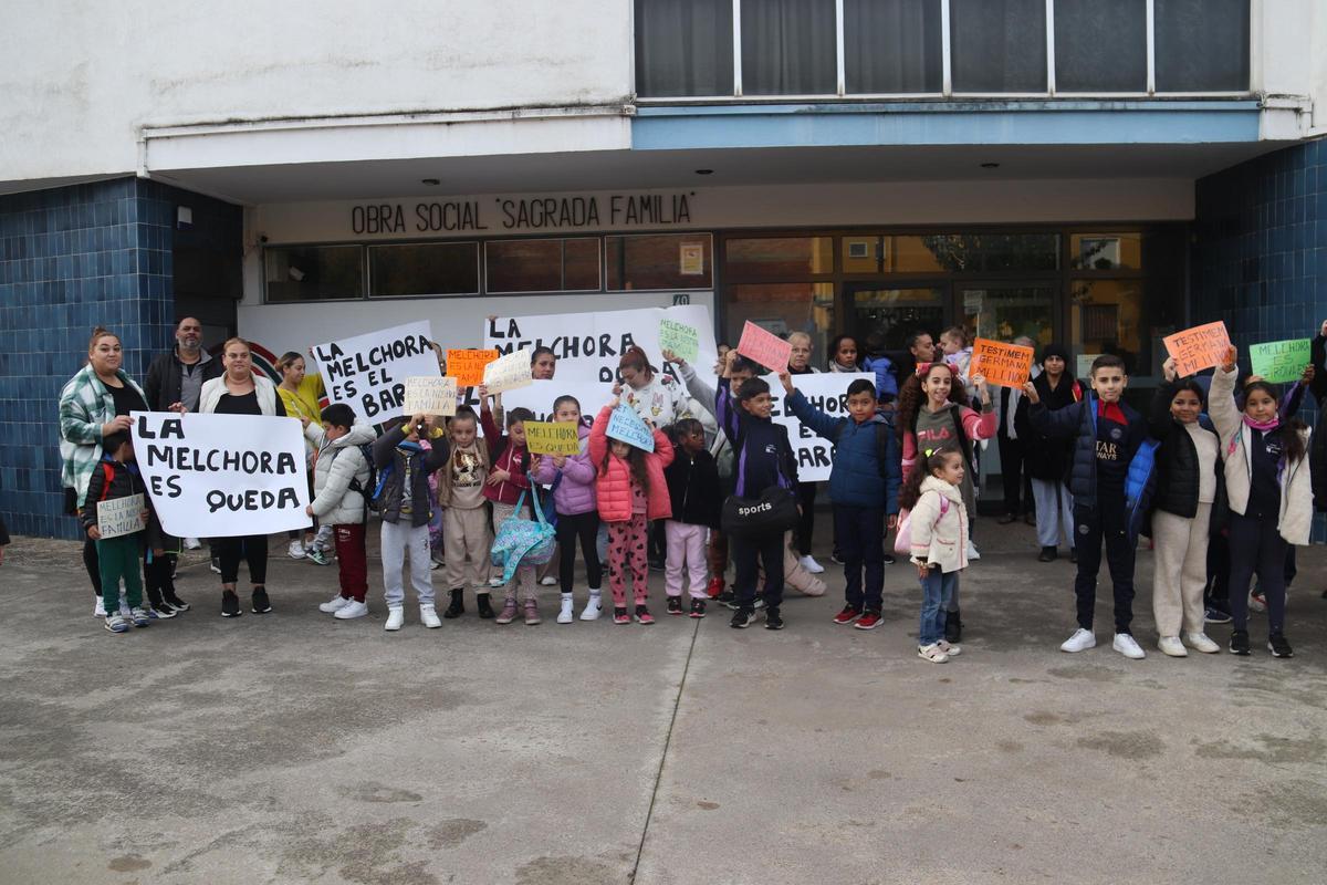 Concentració per donar suport a la directora destituïda del col·legi Sagrada Família de Girona
